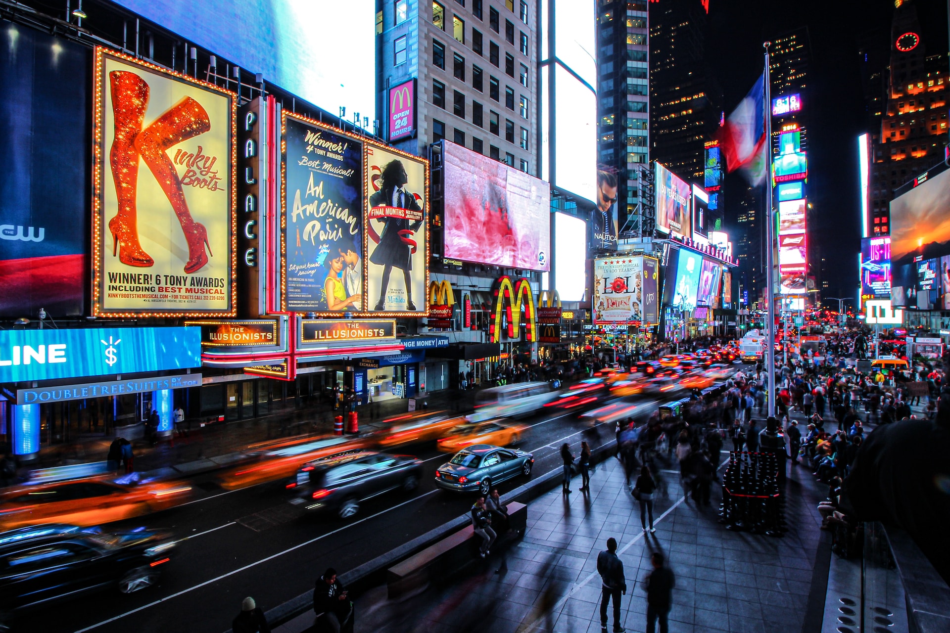 The Art of Standing Out: Signage and Display Systems that Captivate